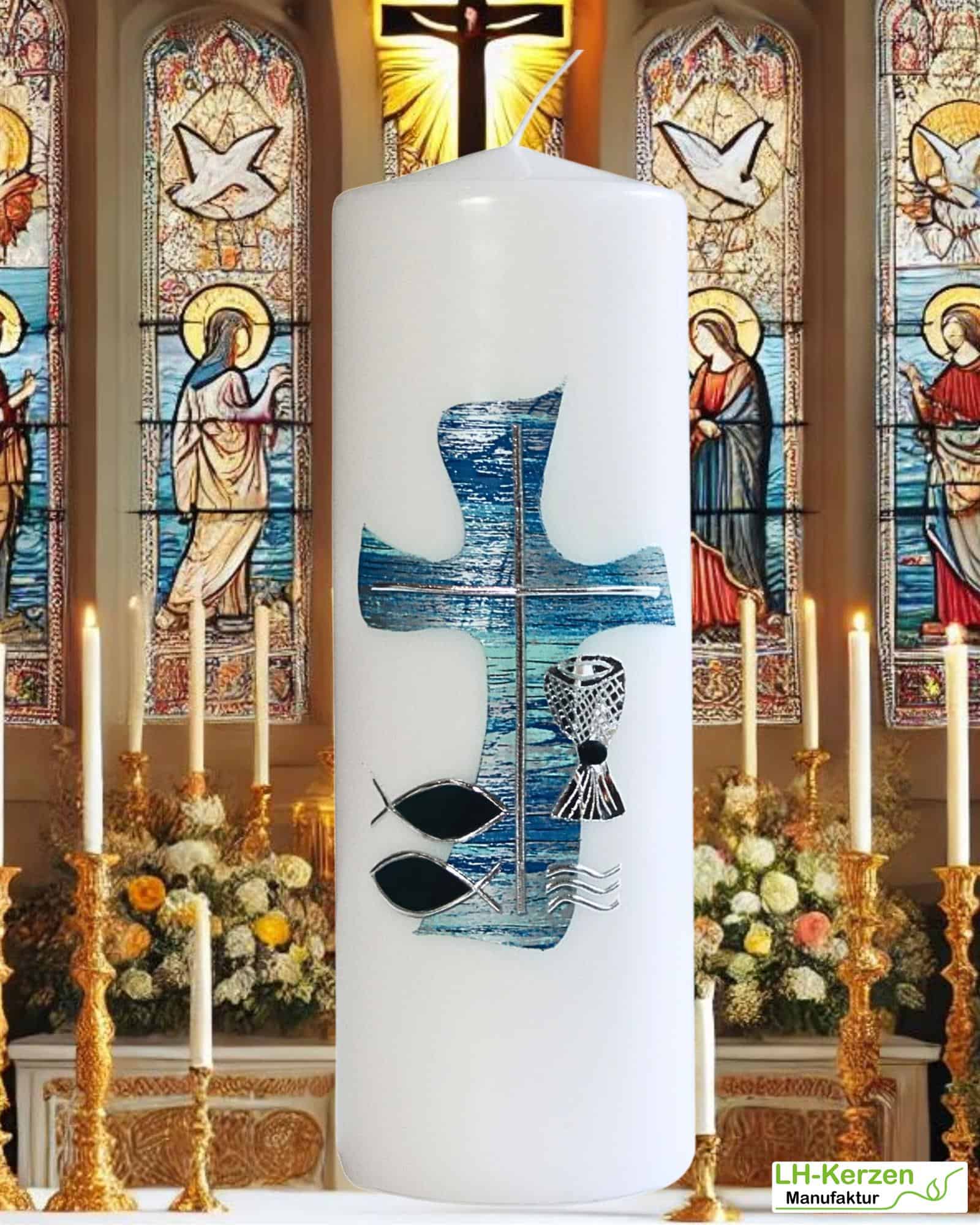 Weiße Konfirmationskerze mit blau silbernem Kreuz in Wellenform, Fischen, Wellen und Kelch