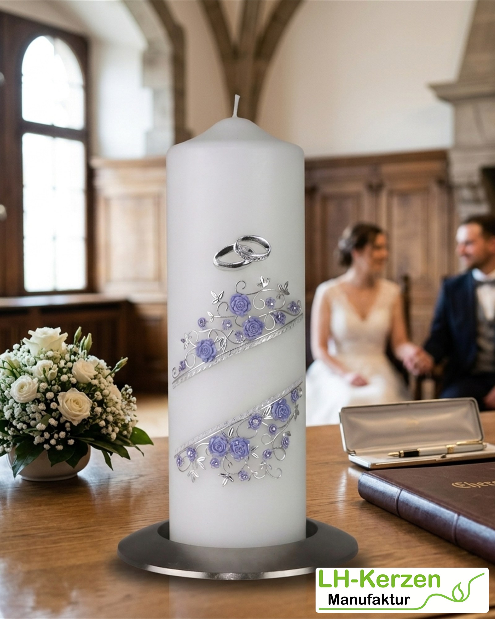Hochzeitskerze Blaue Rosen & Silberringe mit Blütenranken – personalisierbar