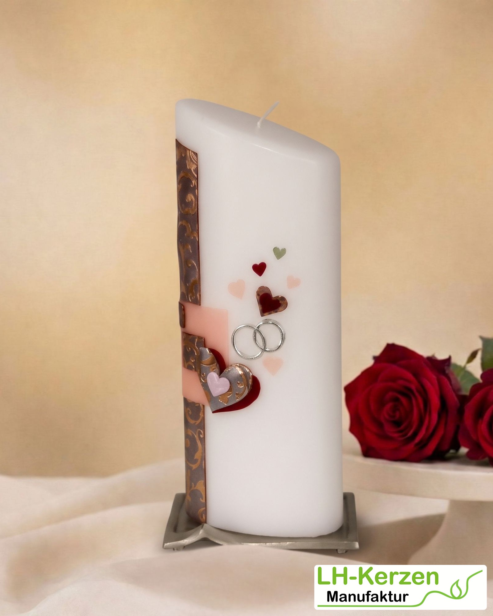 Ovale Hochzeitskerze mit Ornamentkreuz, Herzen & Ringen – personalisierbar