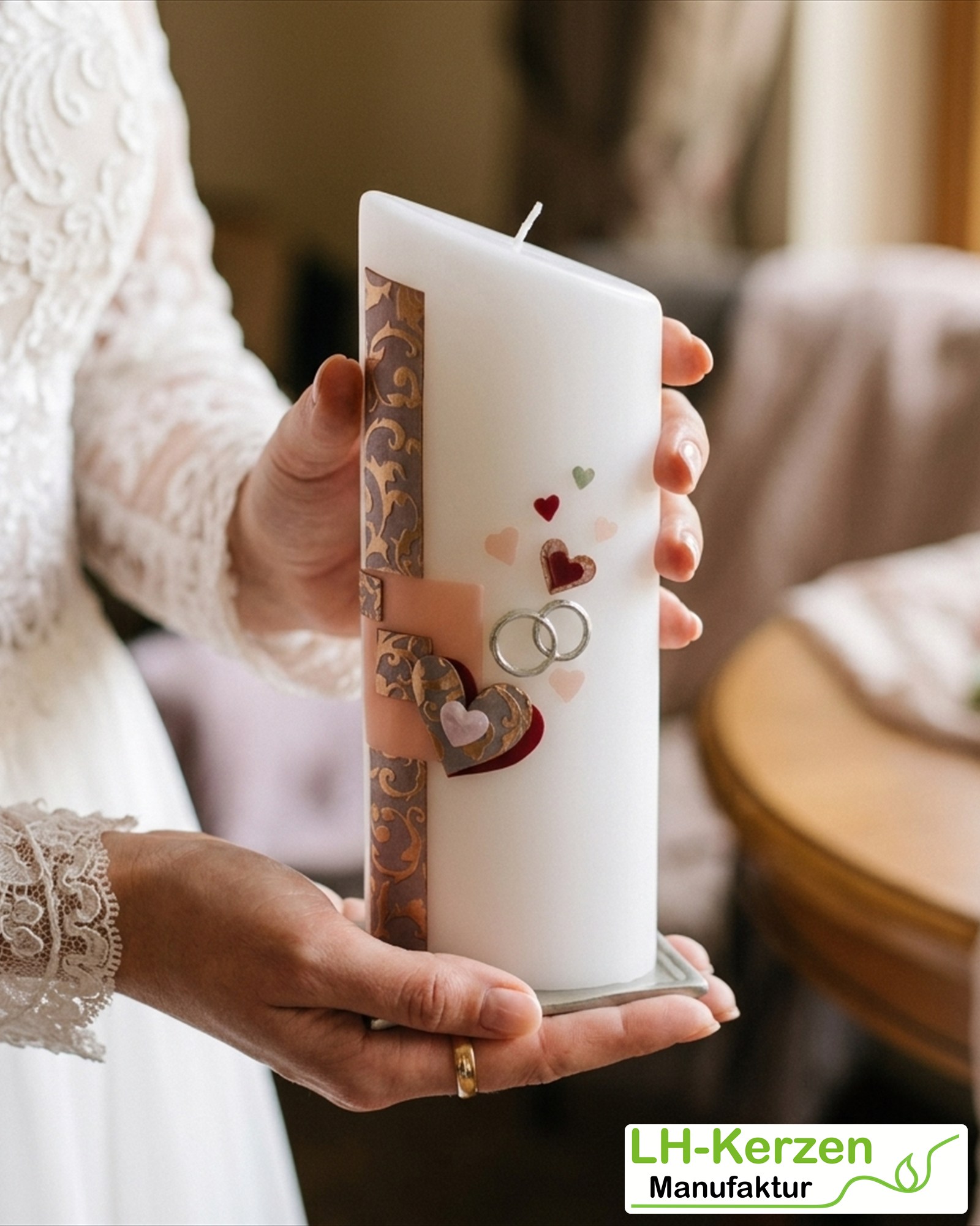 Ovale Hochzeitskerze mit Ornamentkreuz, Herzen & Ringen – personalisierbar