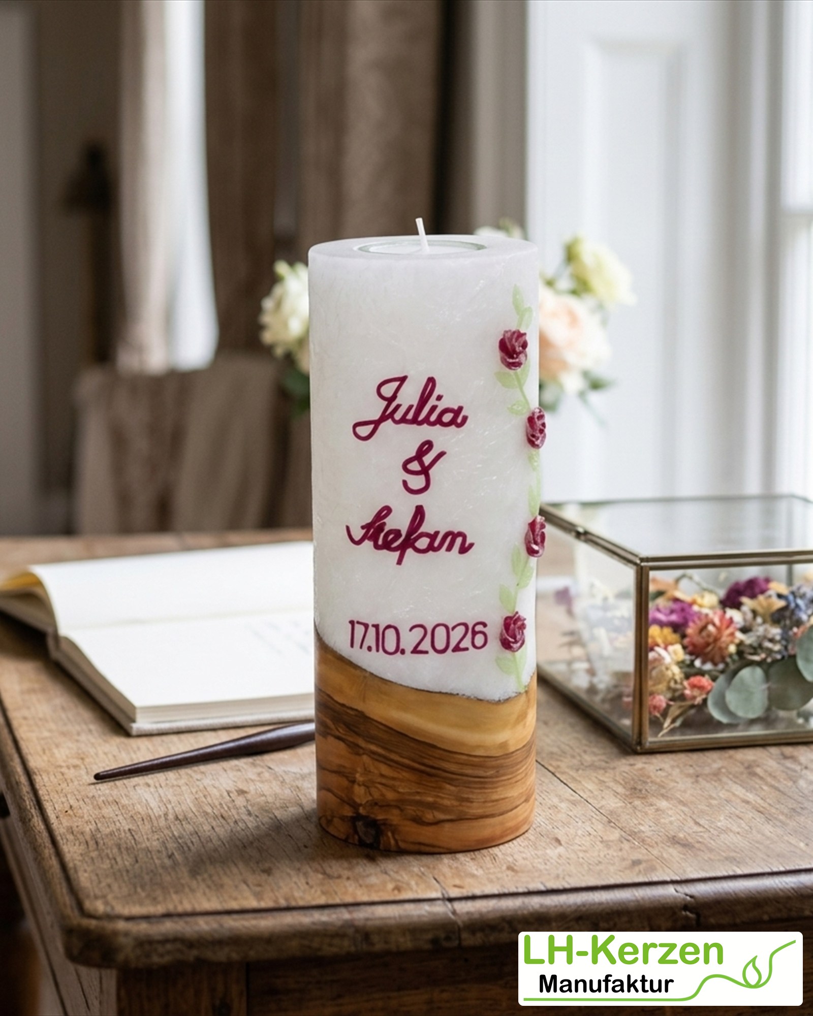 Hochzeitskerze Holz & Stearin mit Rosenranke und Teelichteinsatz – personalisierbar