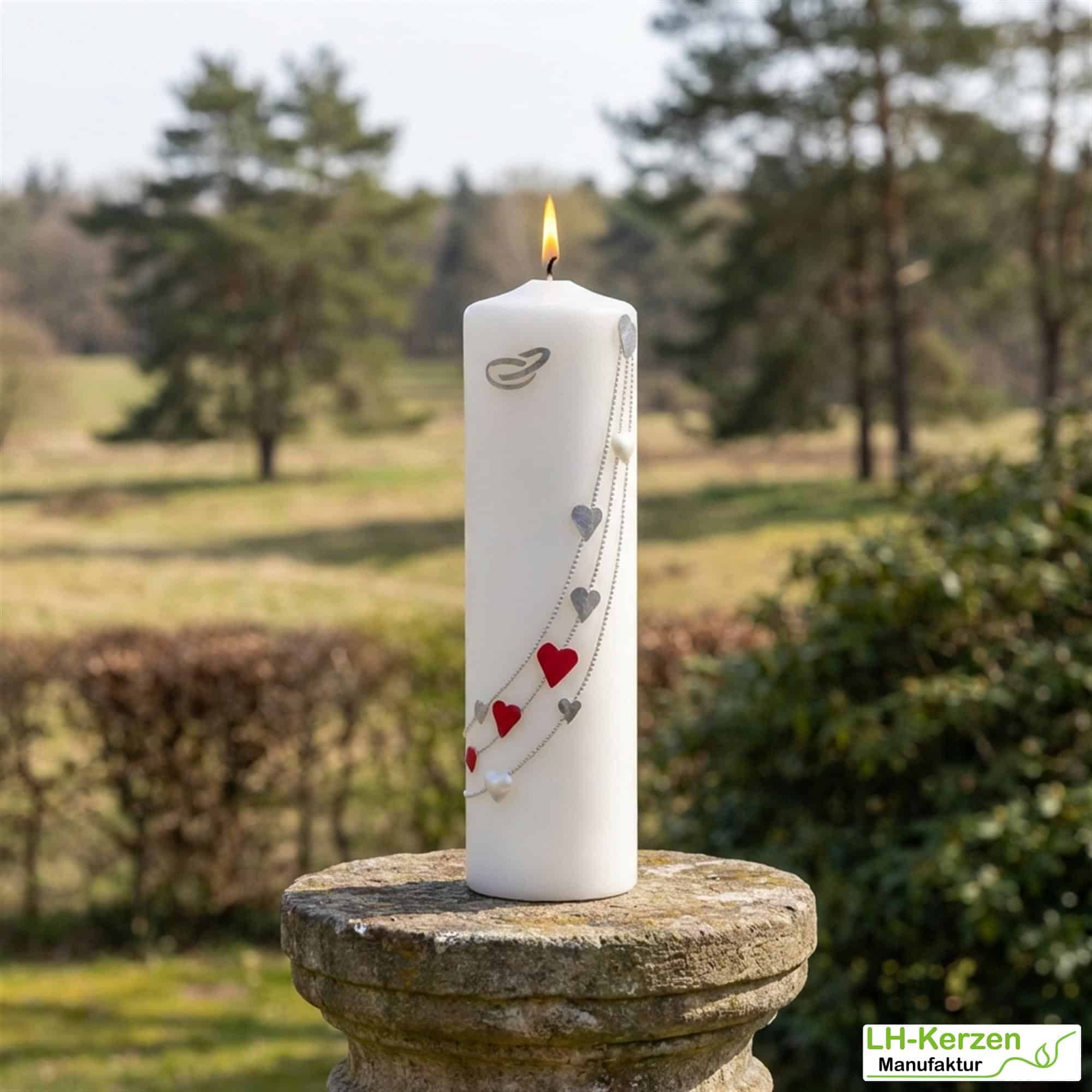Moderner Herzreigen – handveredelte Hochzeitskerze mit Herzmotiv – personalisierbar
