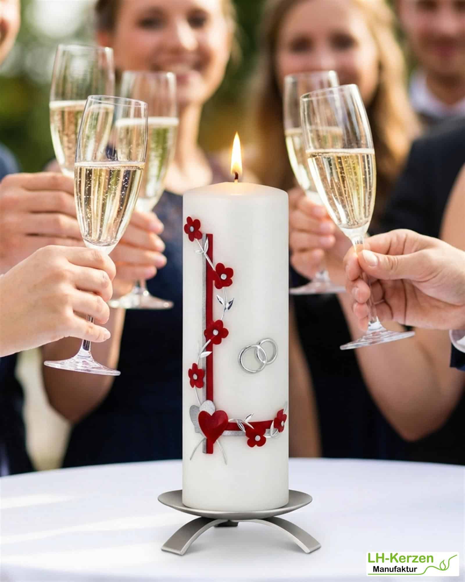 Blühende Liebe – handveredelte Hochzeitskerze mit Blumenranke & Ringen – personalisierbar