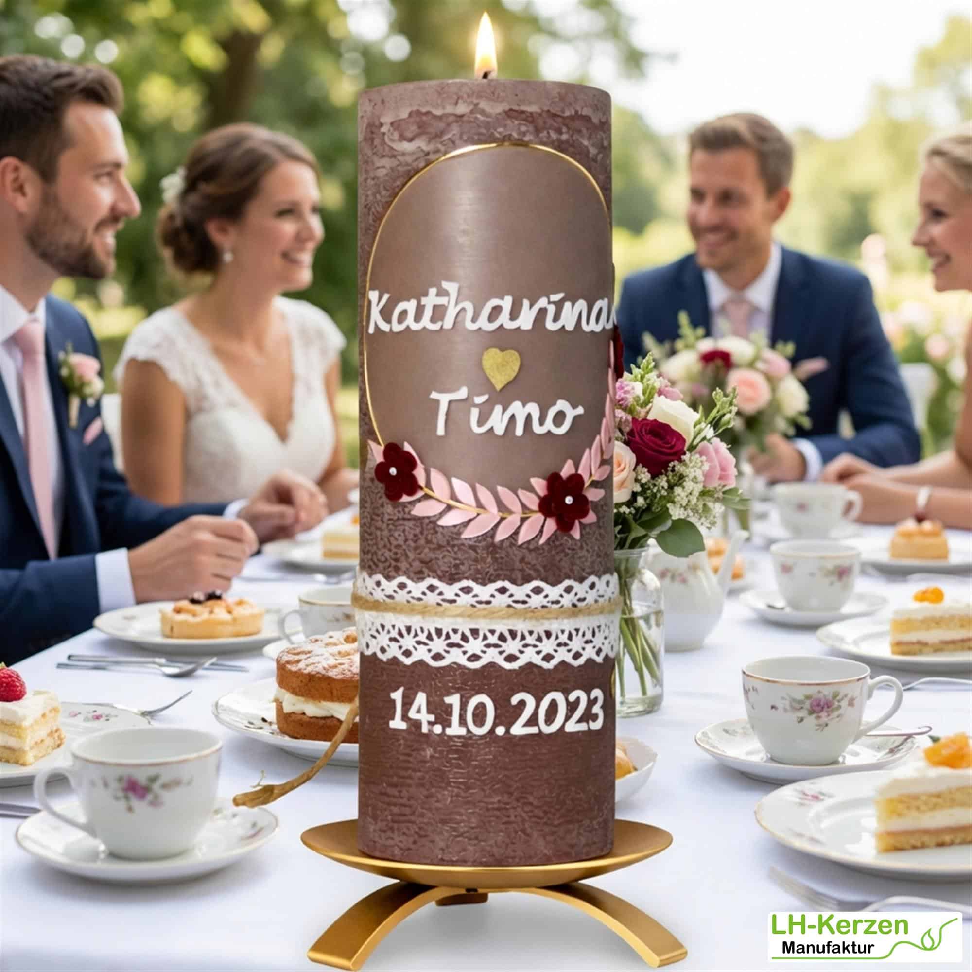 Harmonie der Liebe: Rustikale Hochzeitskerze personalisierbar mit Blumenranke und goldenen Herzen