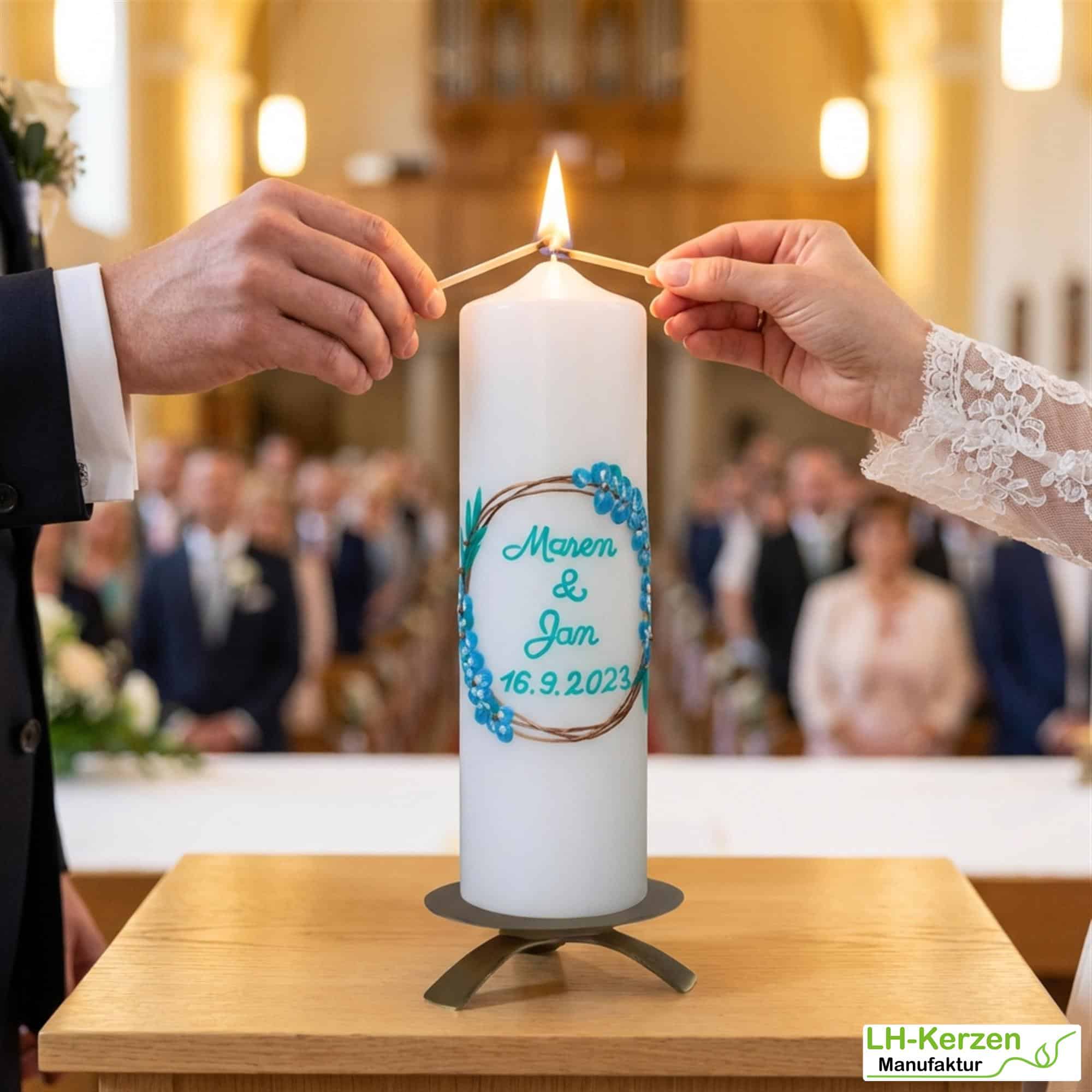 Unendliche Liebe: Elegante Hochzeitskerze in elfenbein mit goldenen Ringen und Eukalyptusblättern