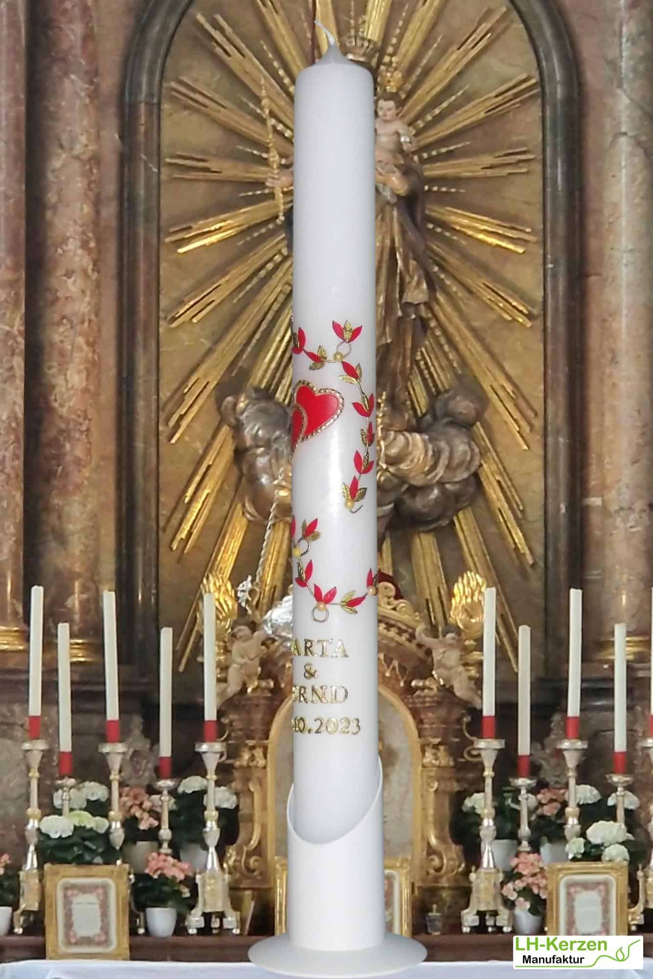 Hochzeitskerze modern mit gold umrahmten Herzen und Blattranke