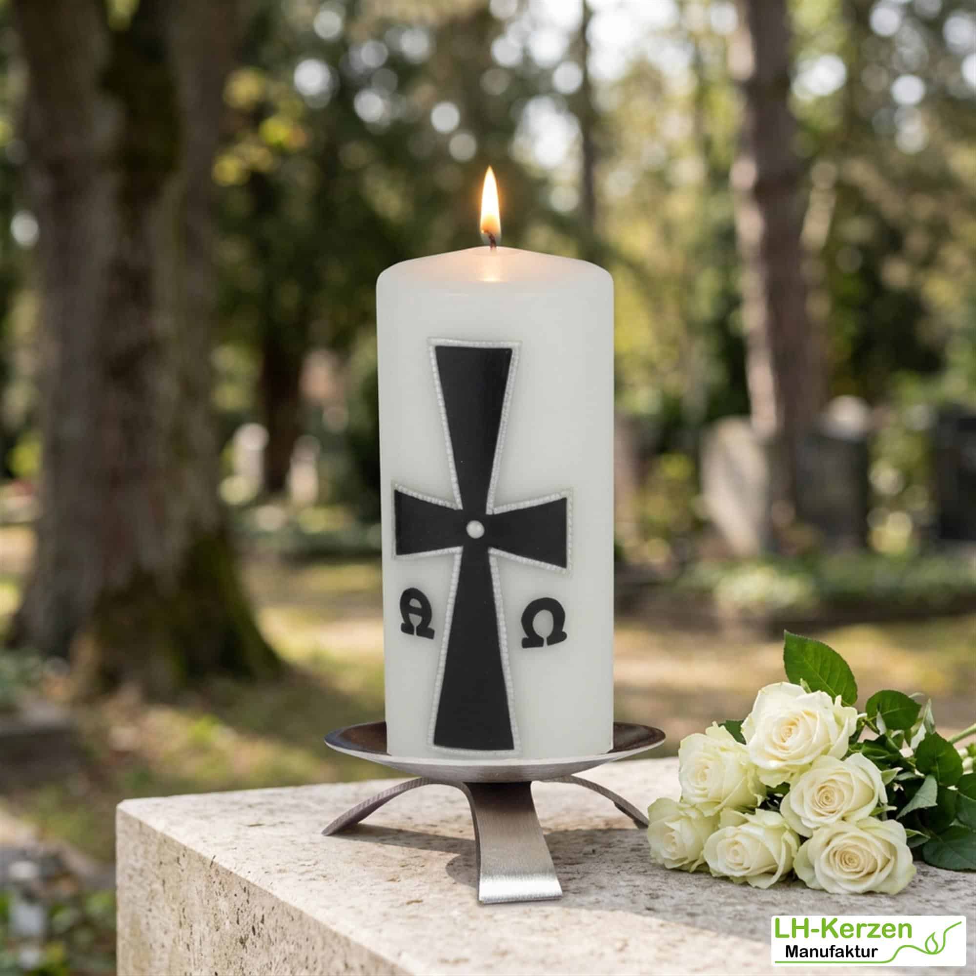 weiße Trauerkerze mit Kreuz, schwarz/silber verziert