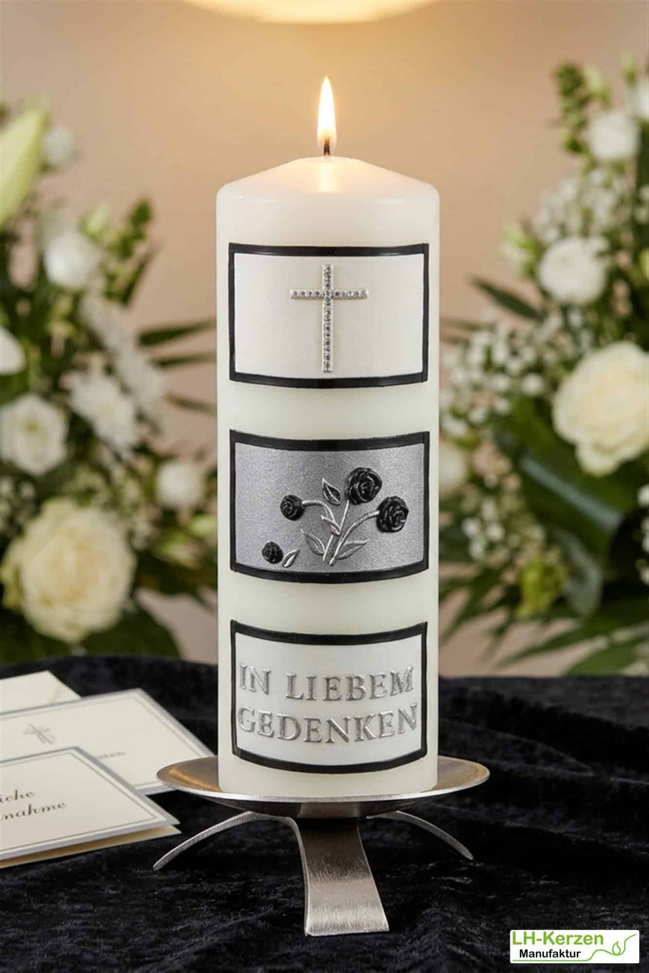 Schlichte Trauerkerze in elfenbein "In liebem Gedenken" mit Kacheln, silber, Echtwachsbeschriftung