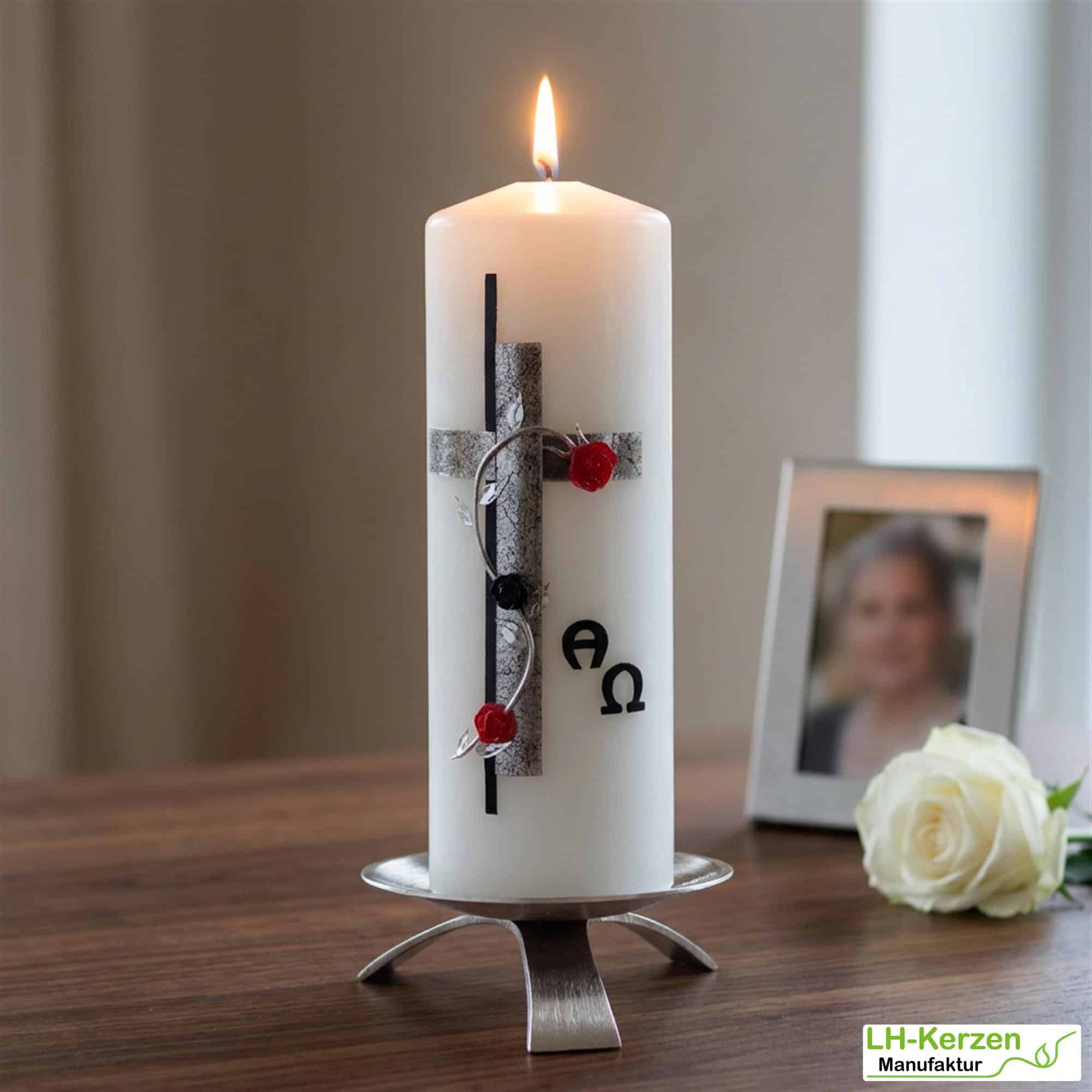 weiße Trauerkerze Alpha Omega mit Kreuz in antik silber