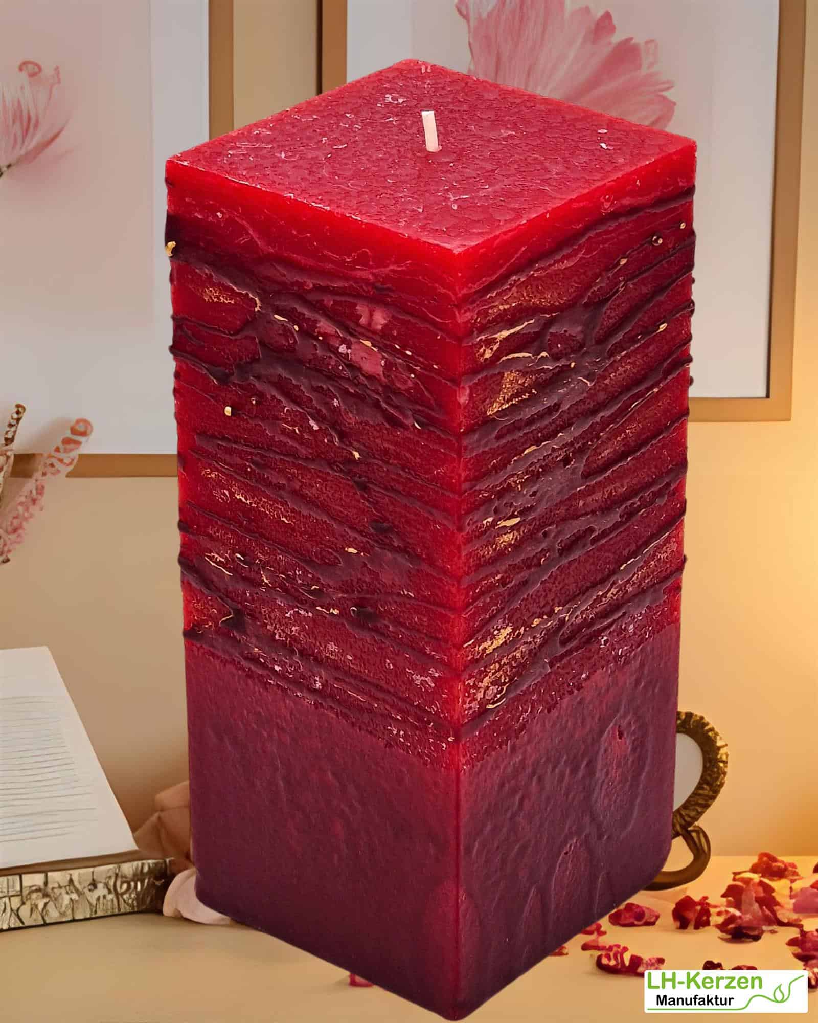 Quadratische Designkerze „FeuerGlut“ – handgemachte rote Kerze mit gold-roter Struktur