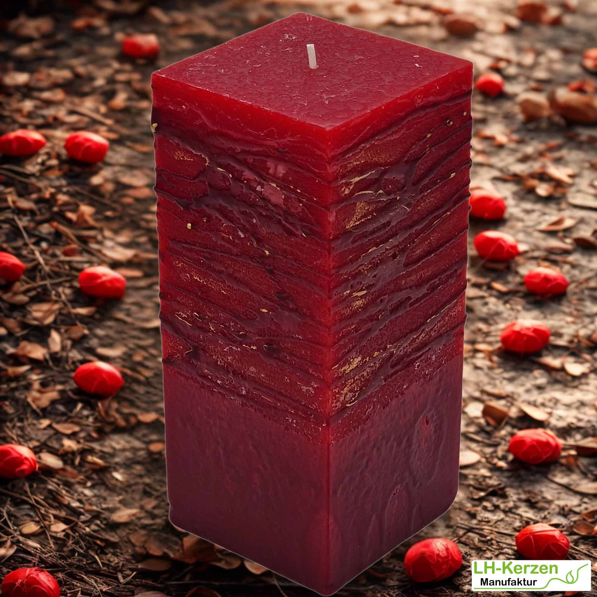 Quadratische Designkerze „FeuerGlut“ – handgemachte rote Kerze mit gold-roter Struktur