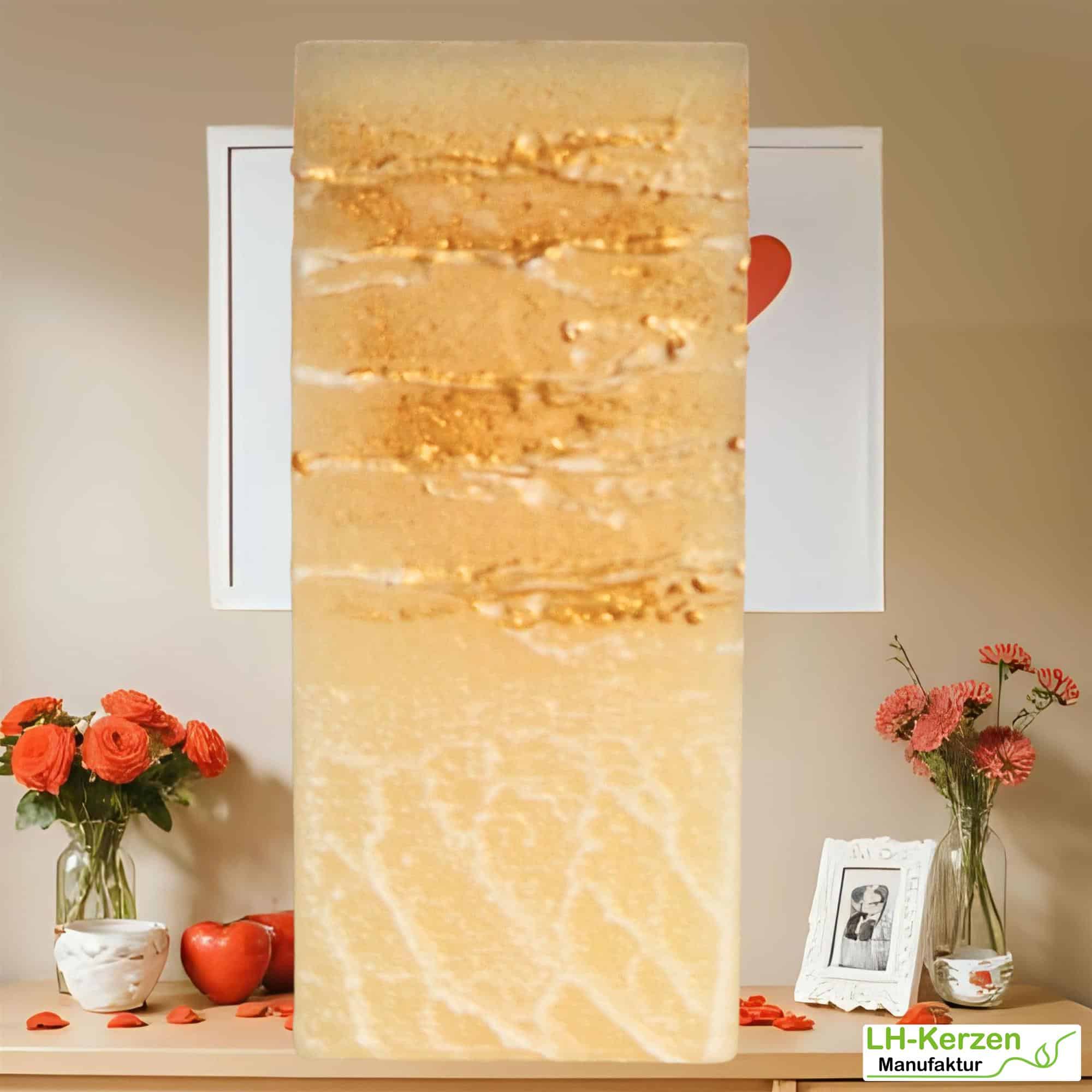 Quadratische Designkerze „GoldGlanz“ – handgemachte Kerze mit edler Struktur in warmem Goldton