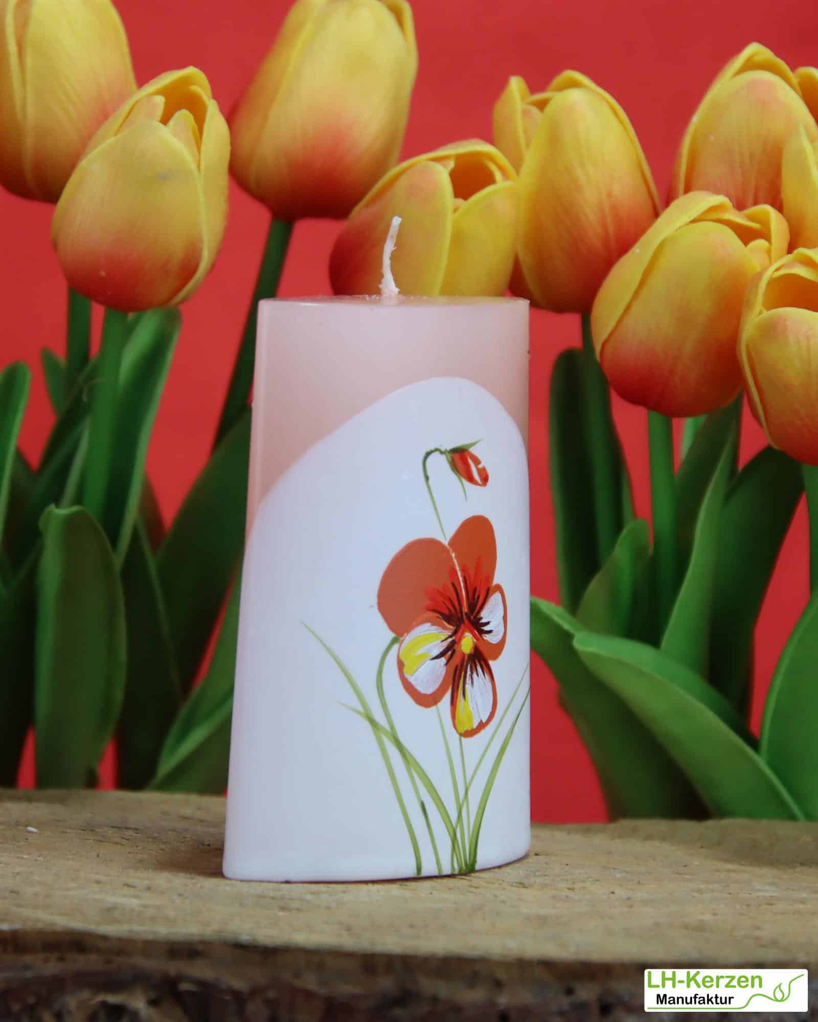 ViolaHarmony – Kleine handverzierte Formkerze mit Stiefmütterchen, Rosé-Weiß, exklusive Dekokerze