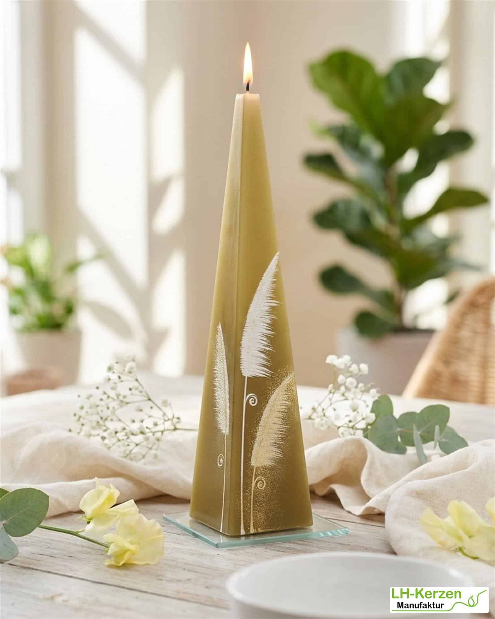 Olivgoldene Formkerze 'AuraHarmony' Kerze in Pyramidenform – Geometrisch & Modern