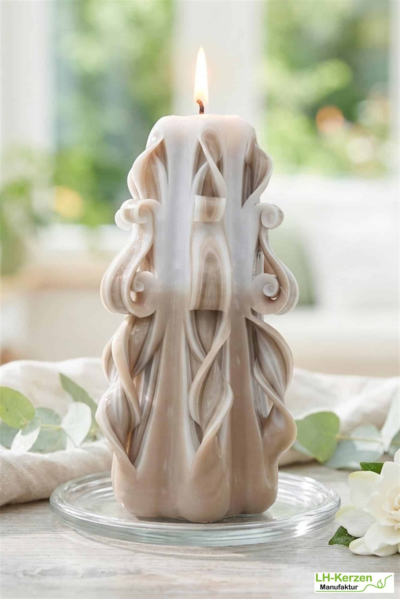 Baldur's Grace – Magische geschnitzte Kerze in Beige, ideal für besondere Anlässe und elegante Deko