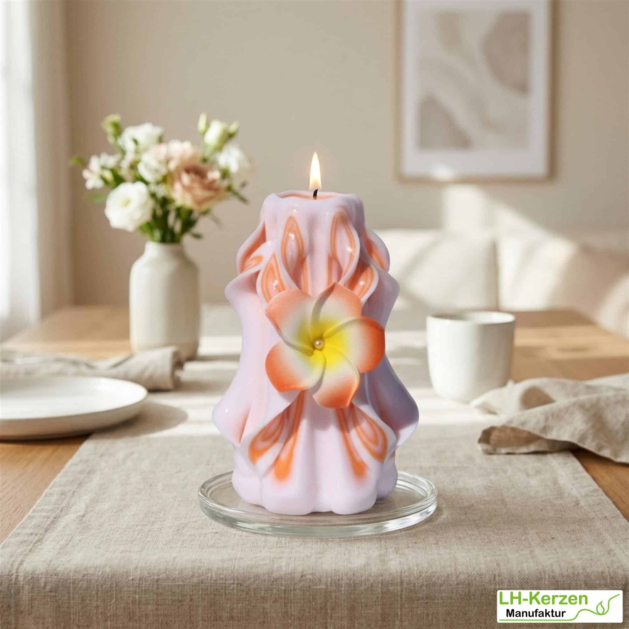 Freya’s Blossom – Handgeschnitzte rosa-orange Blütenkerze, kunstvolle Designkerze für festliche Anlä