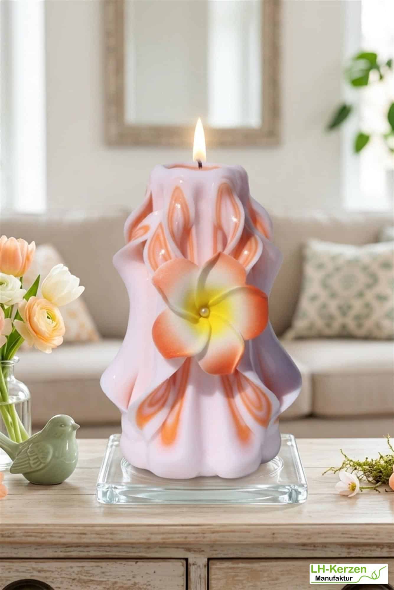 Freya’s Blossom – Handgeschnitzte rosa-orange Blütenkerze, kunstvolle Designkerze für festliche Anlä