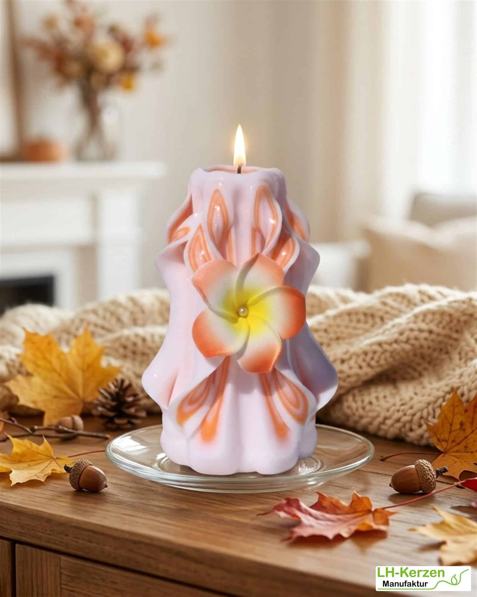Freya’s Blossom – Handgeschnitzte rosa-orange Blütenkerze, kunstvolle Designkerze für festliche Anlä