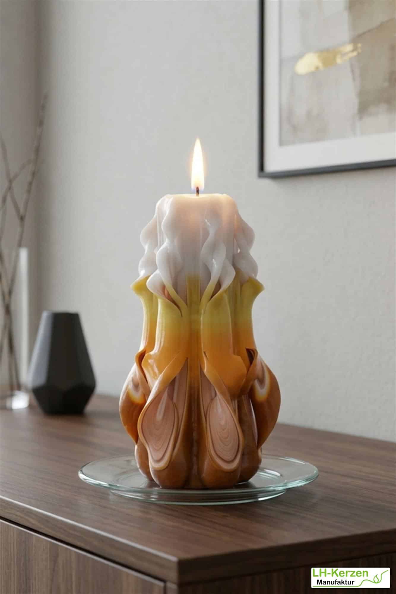 Bragi’s Flame – Handgeschnitzte orange-gelbe Kerze, kunstvolle Designkerze für festliche Anlässe