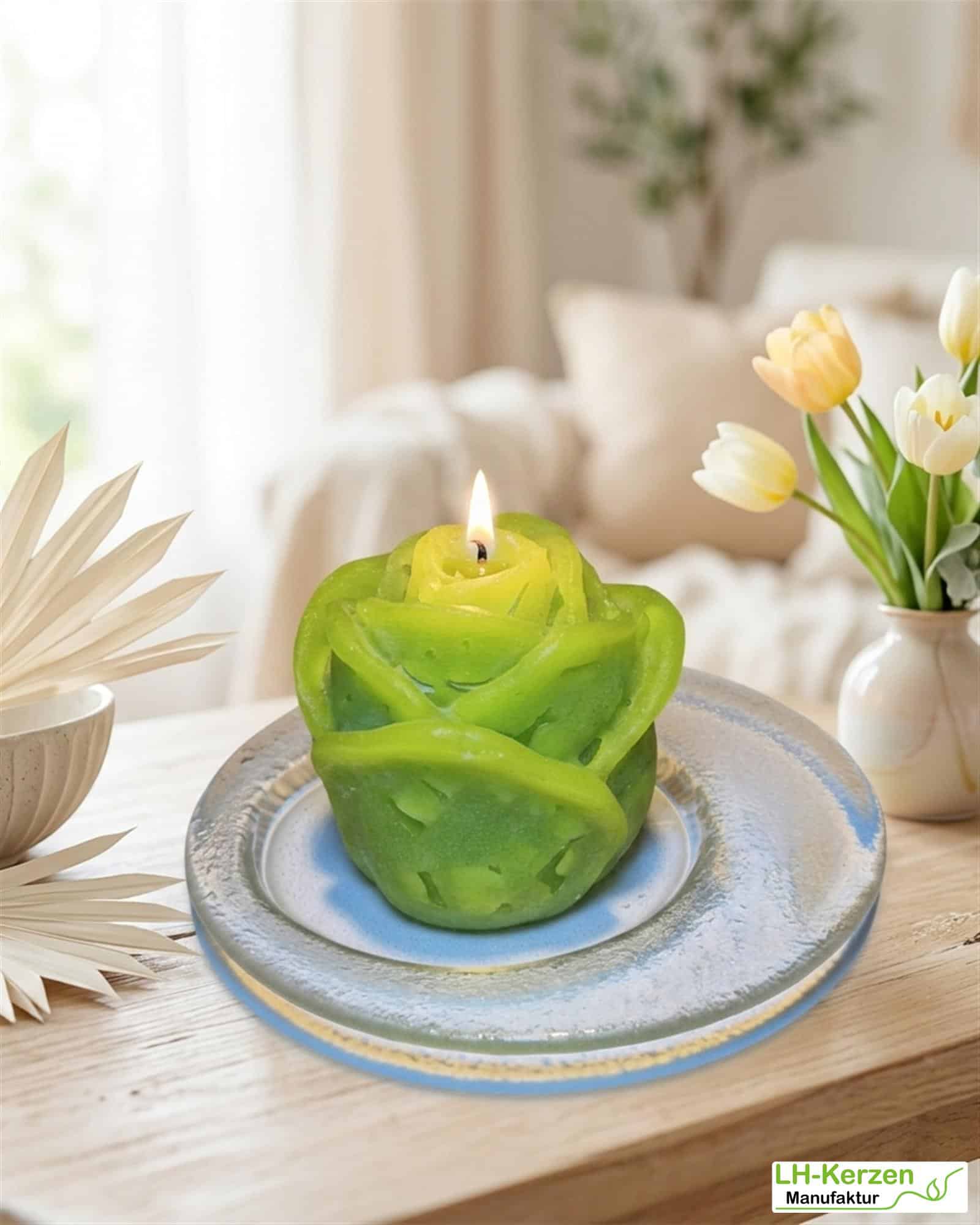 Grüne Rosenkerze "Frühlingsgeflüster", personalisierbare Kerze in Rosenknopsenform