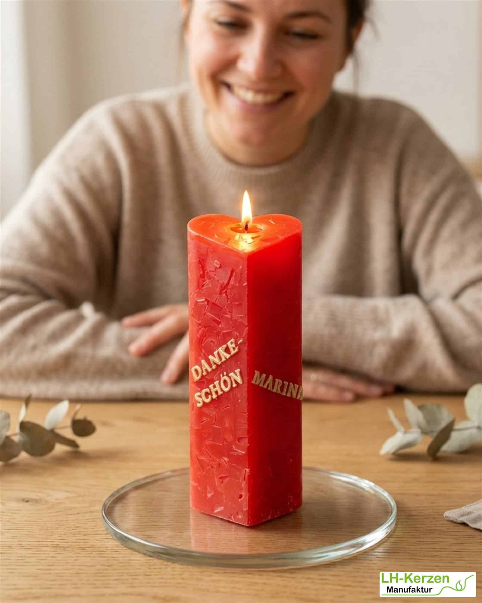 Rote Würfelwachskerze in Herzform, Herzkerze 'Flammendes Herz', personalisierbar