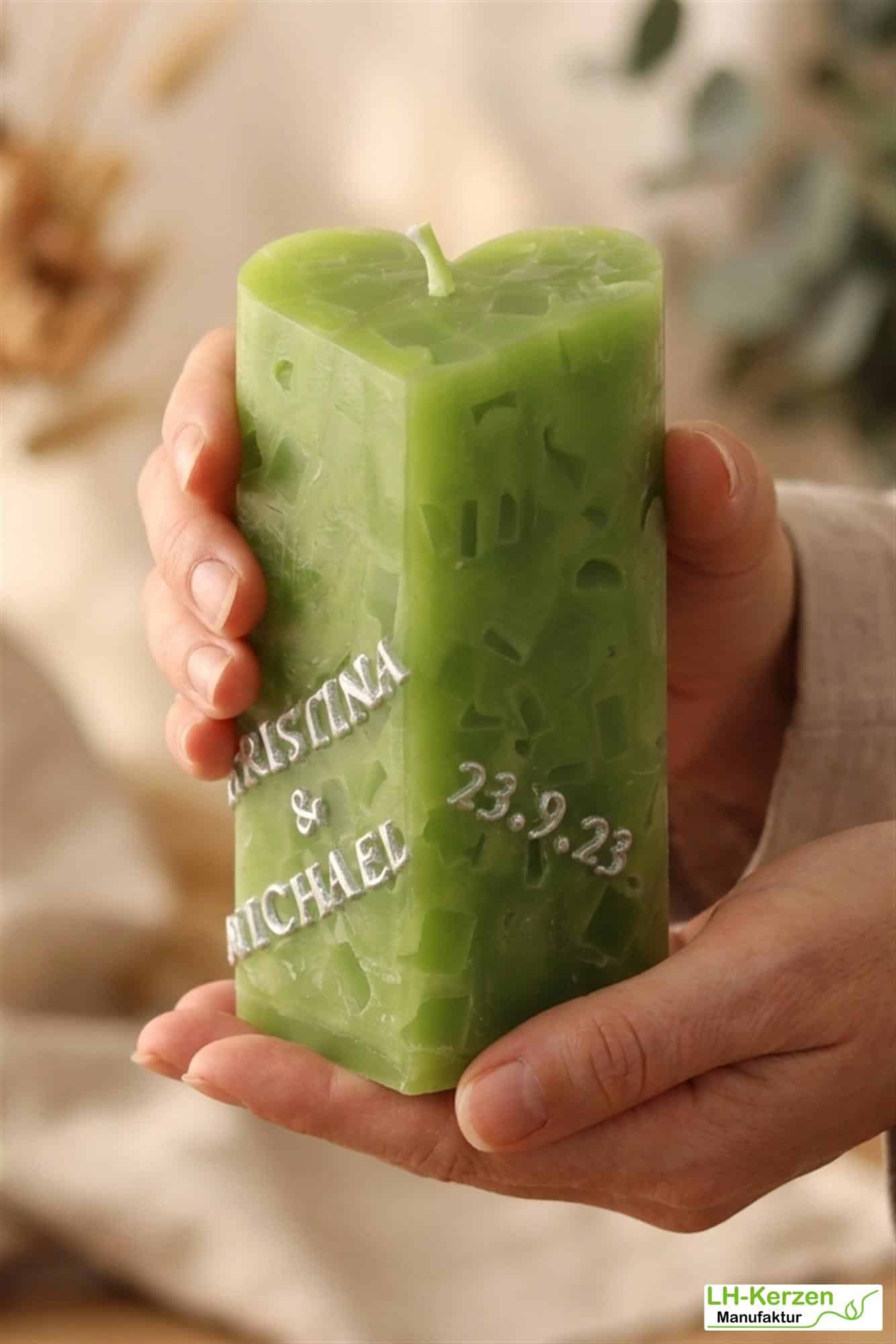 Grüne Würfelwachskerze in Herzform, Herzkerze 'Waldesruhe', personalisierbar