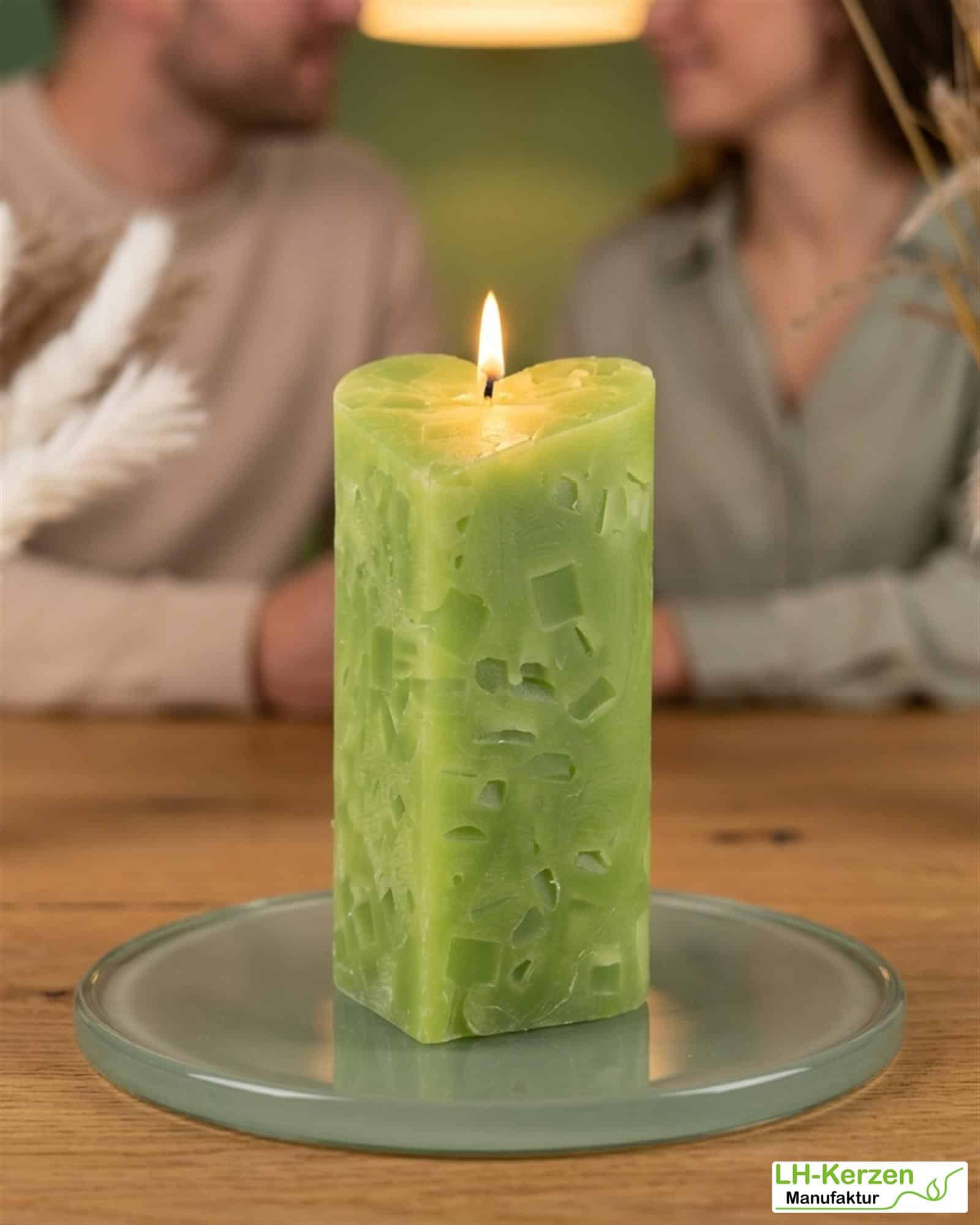 Grüne Würfelwachskerze in Herzform, Herzkerze 'Waldesruhe', personalisierbar