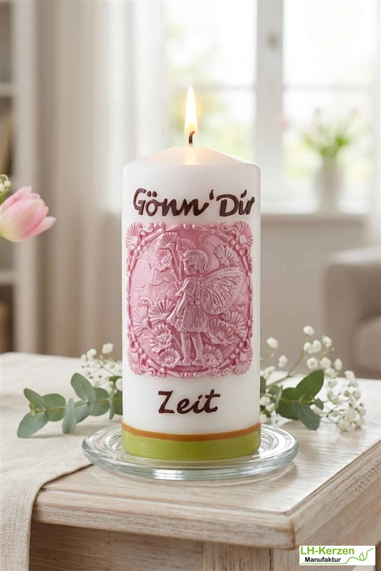 weiße Spruchkerze „Gönn‘ Dir Zeit“, handbeschriftet mit Echtwachs