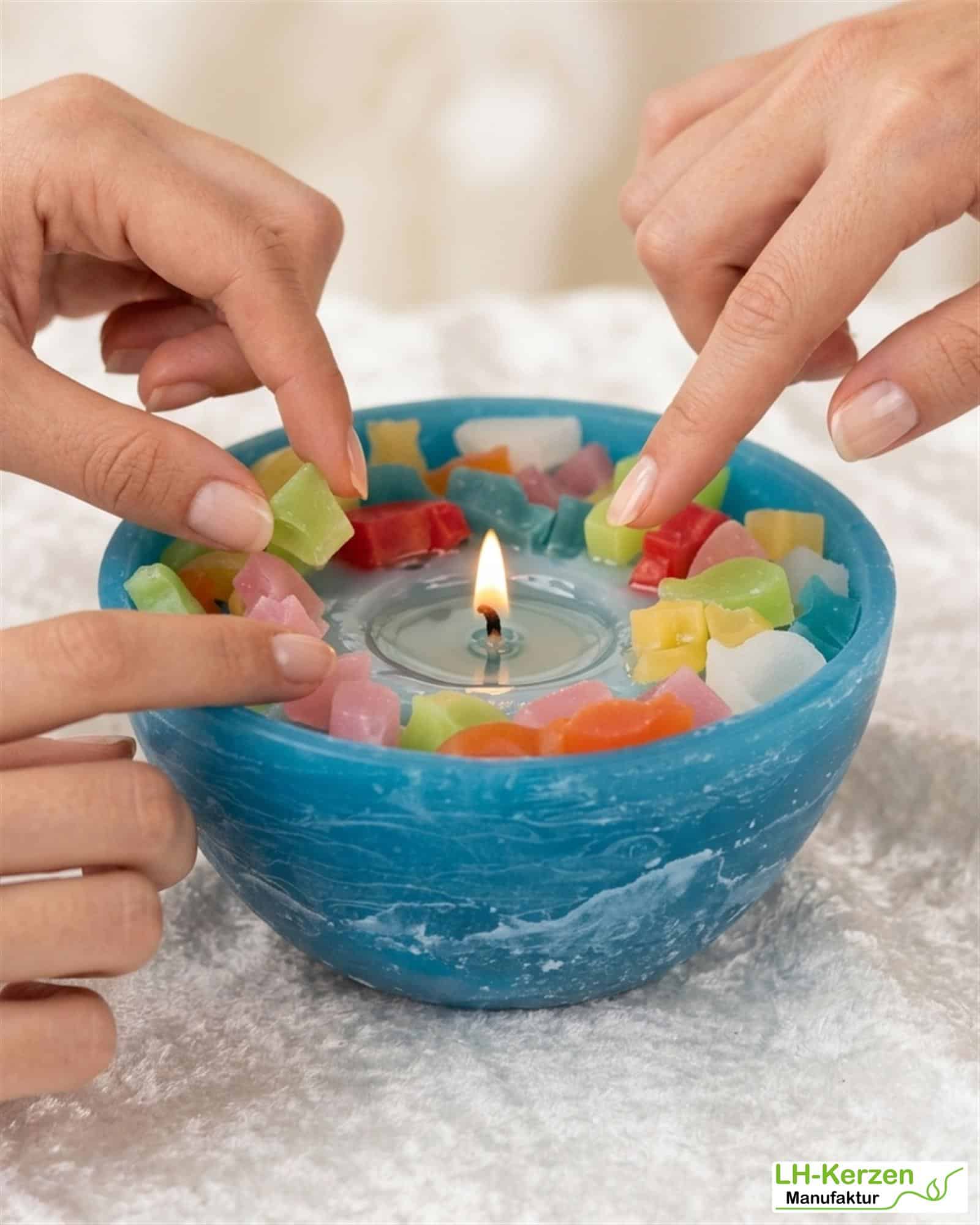 Interaktive blaue Wachswürfel-Kerzenschale mit bunten Fischen - Mitmachkerze 'Ozean Spiel'