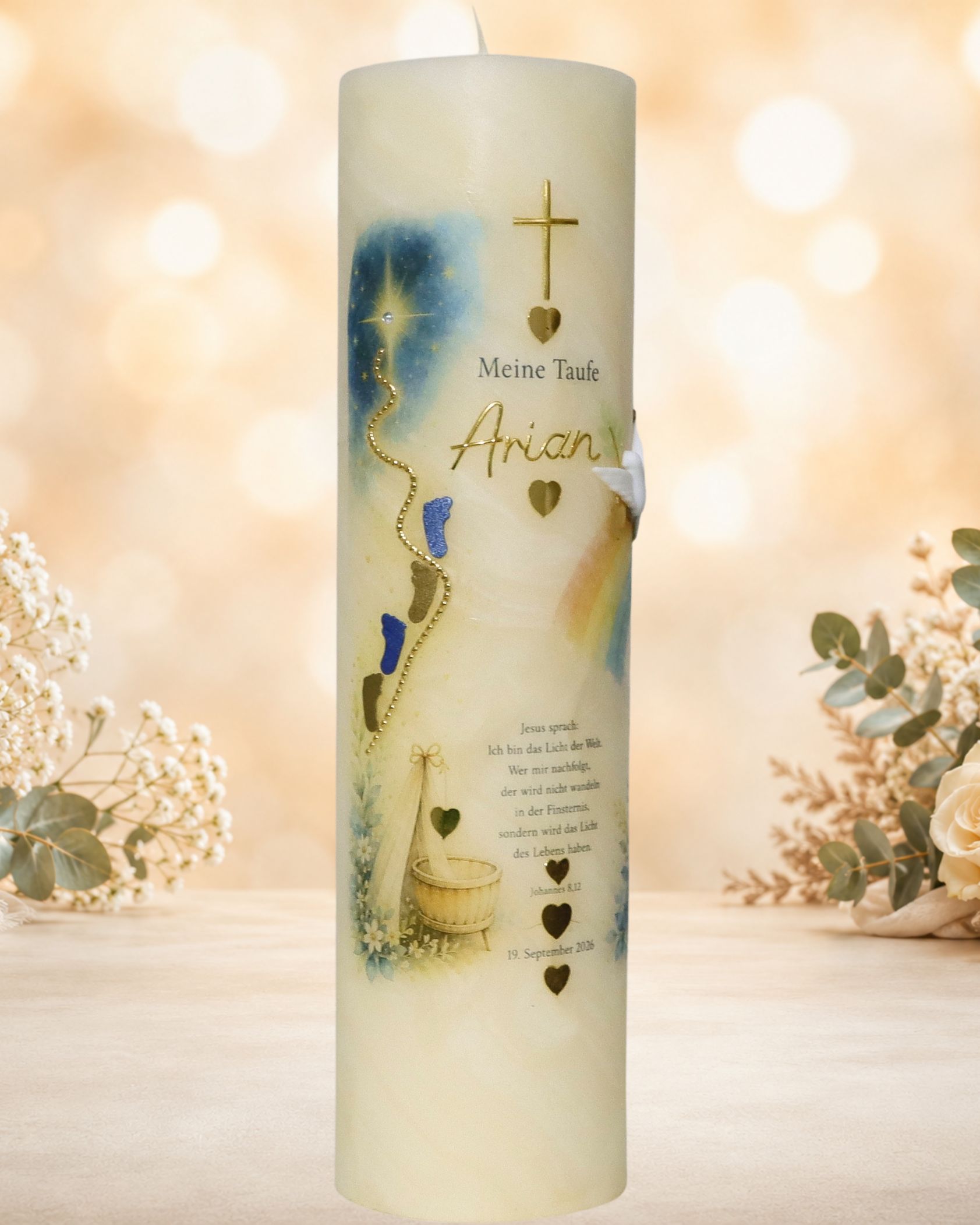 Arians individuell gestaltete Taufkerze Seitlich betrachtete Taufkerze mit dem Namen Arian, goldenen christlichen Symbolen und blauen Fußspuren