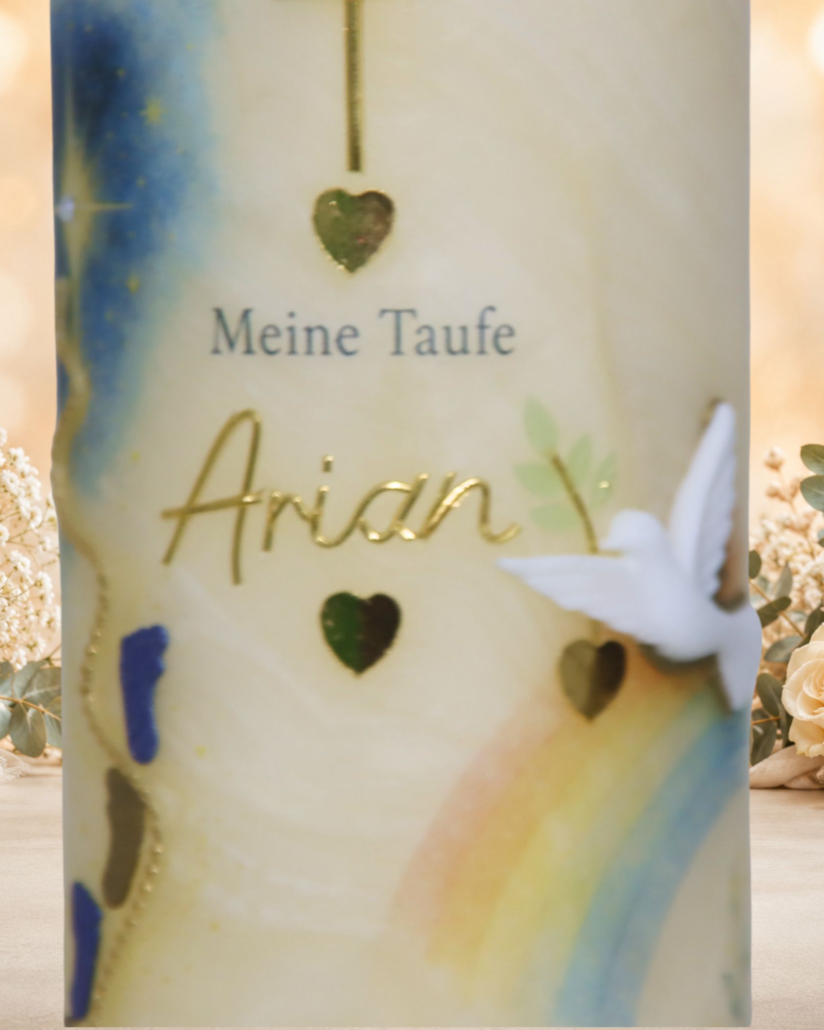 Detail der Taufkerze mit Taube Detail einer personalisierten Taufkerze mit dem Namen Arian, goldenen Herzen und plastischer weißer Taube