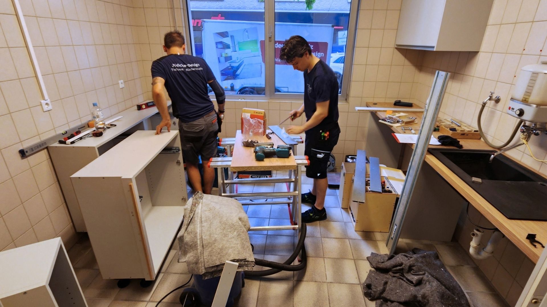 Monteure bauen maßgefertigte Möbel in der künftigen Kerzengießerei auf
