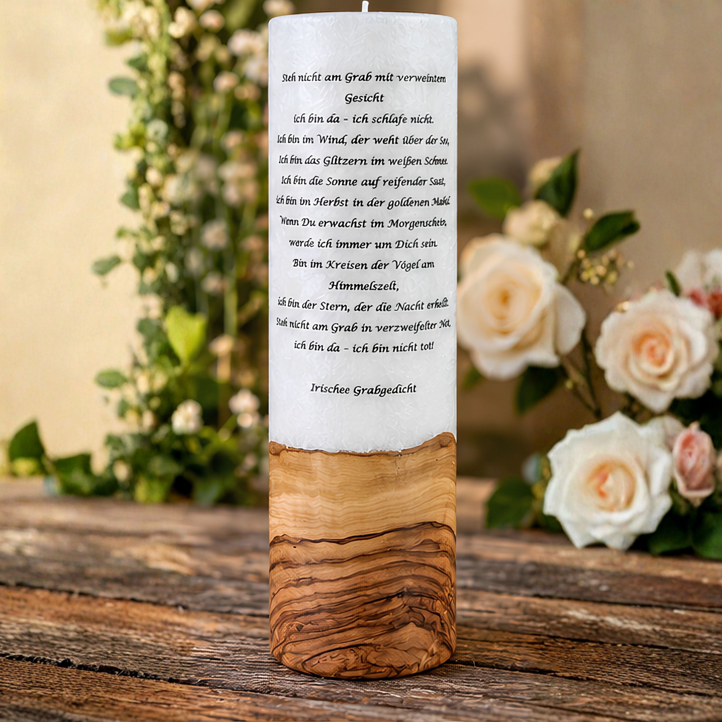 Rückseite einer Erinnerungskerze mit Gedicht Rückseite einer weißen Holzkerze mit gedrucktem Erinnerungsgedicht